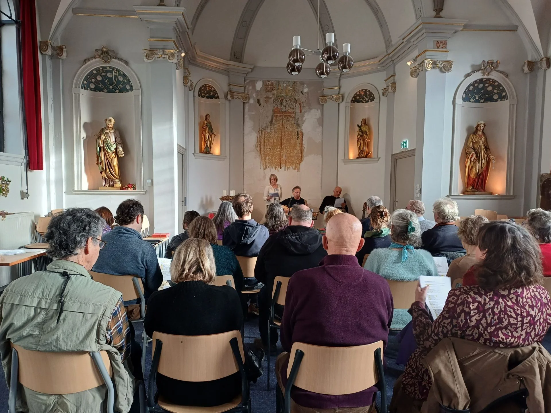 Viering in de sfeervolle kapel van klooster Nazareth