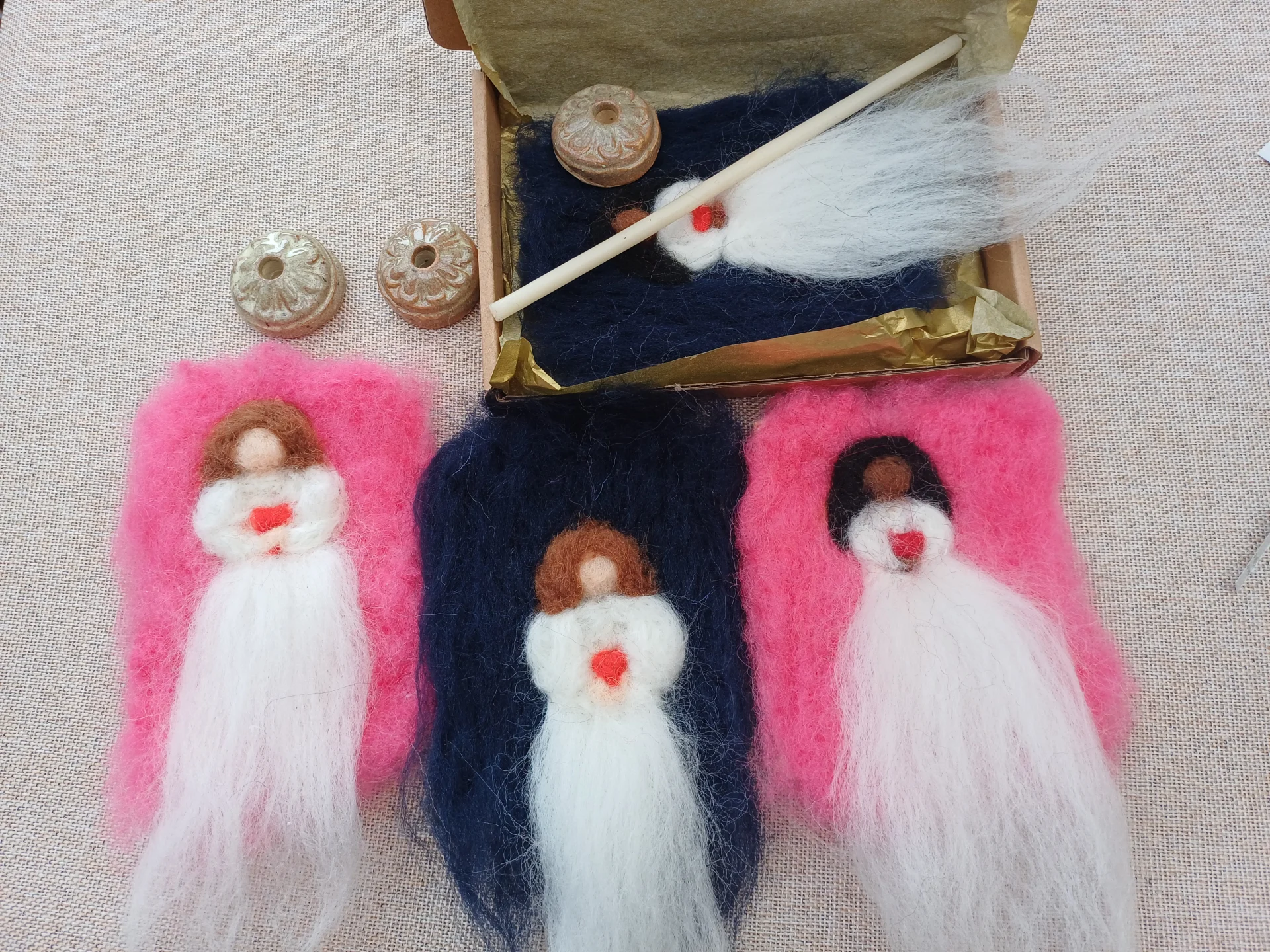 kaarten van wol, roze, blauw, hart onder de riem in pakketje